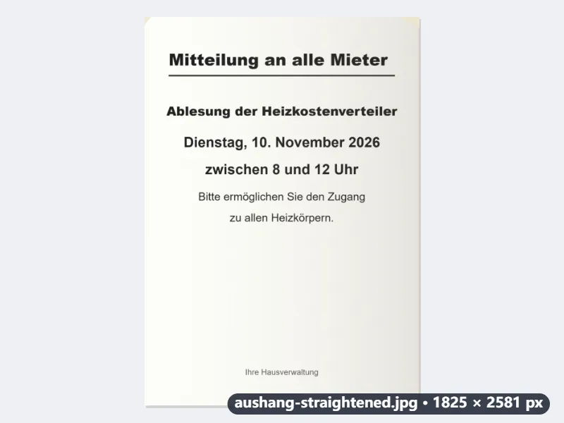Beispiel: Aushang der Hausverwaltung im Treppenhaus, schräg von links fotografiert — Nachher